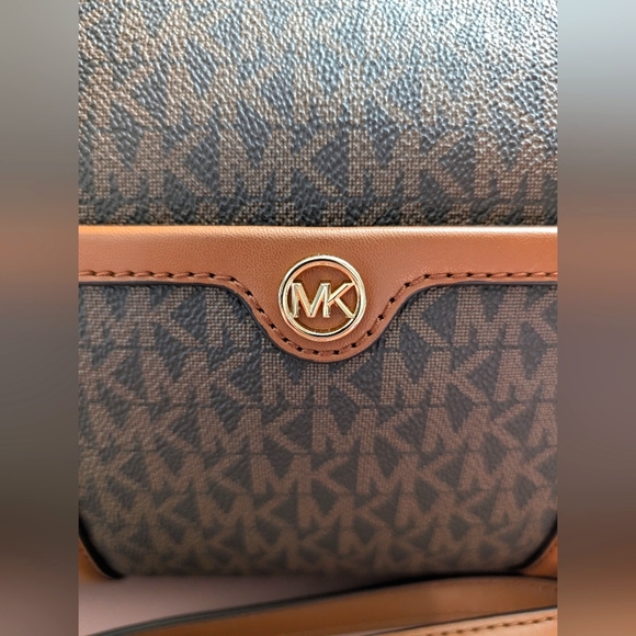 Michael Kors Travel Medium Duffle satchel bag, with crossbody mk logo NWT - Picture 2 of 10